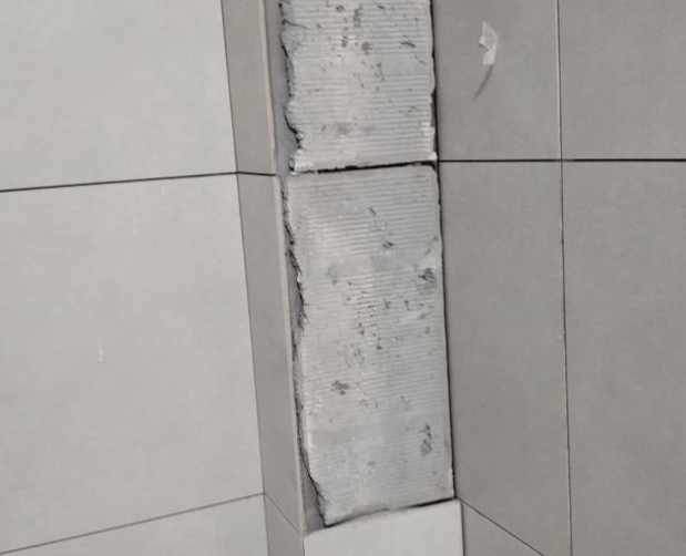 老边瓷砖空鼓维修公司分享下瓷砖施工前基层浇水润湿程度不足，可能导致以下问题