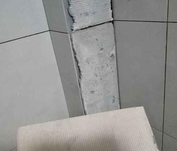 老边瓷砖空鼓维修公司分享下厨房瓷砖脱落的补救措施。